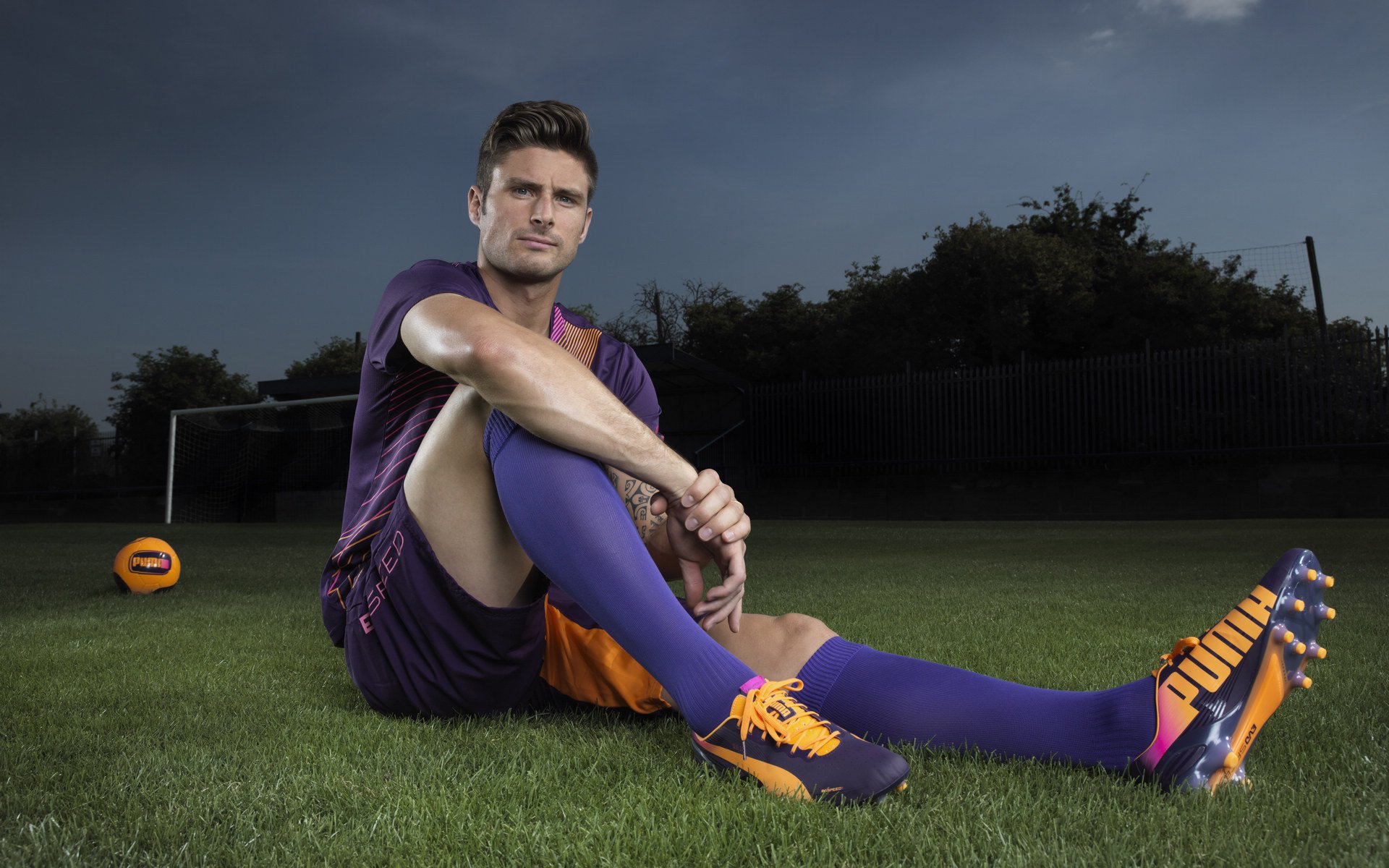 “高新体育中心：武术选手展现超凡体能与技巧，比赛高潮迭起”