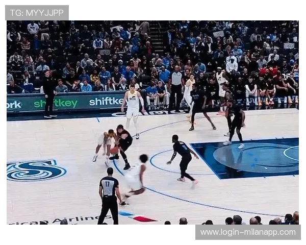 东契奇突破传底角,独行侠射手群持续开火 东契奇突破传底角,独行侠射手群持续开火