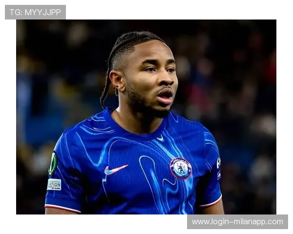 切尔西肋部渗透打穿防线,恩昆库射门稍高 切尔西肋部渗透打穿防线,恩昆库射门稍高