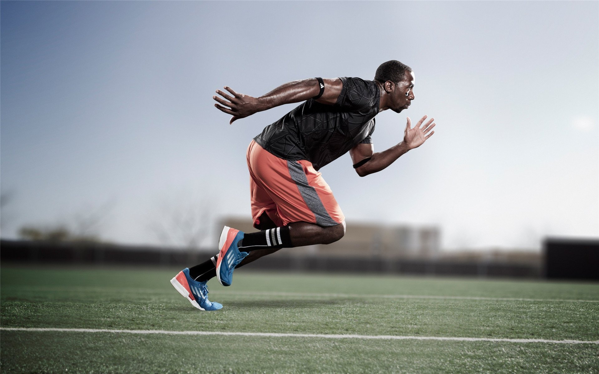 “城市护城河四桥接力跑” 四名队员各负责一座桥段