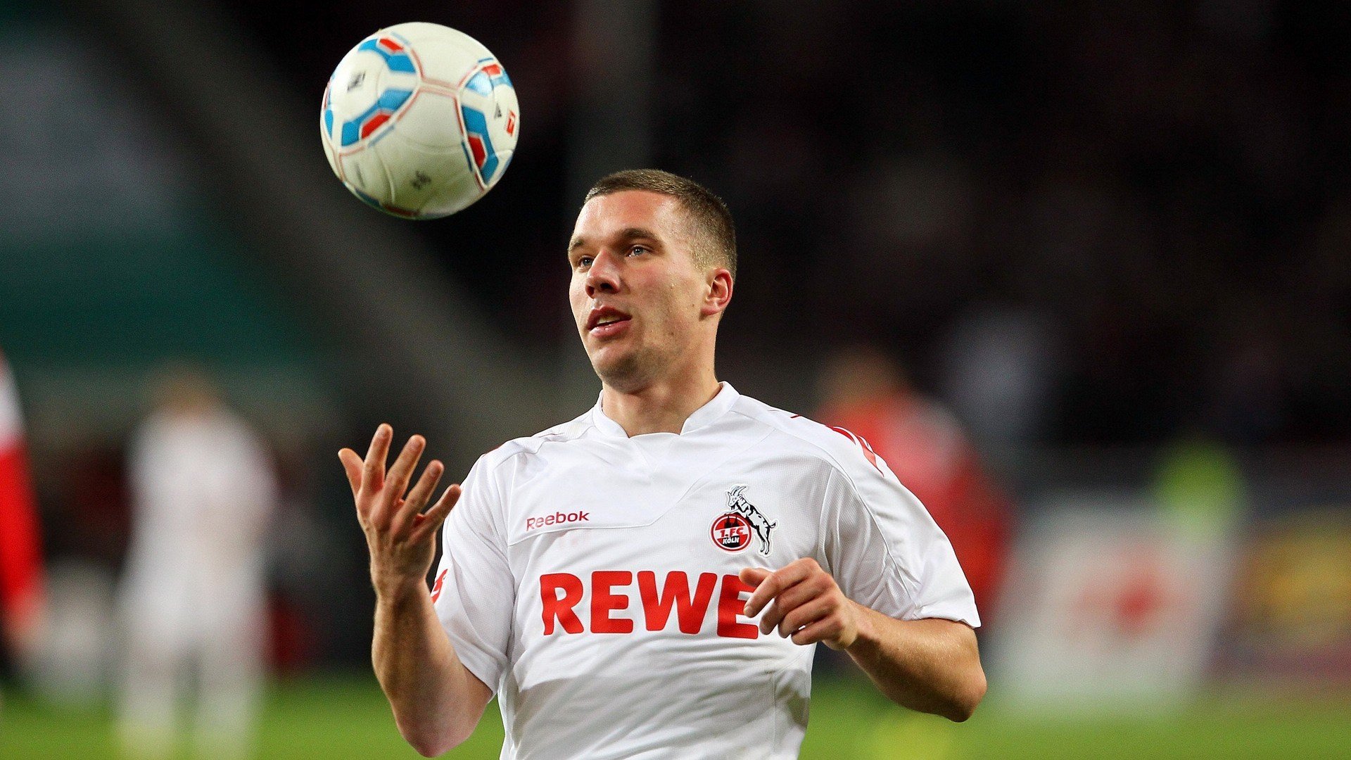 复古运动会 老式球衣与木质球拍带来时光倒流感